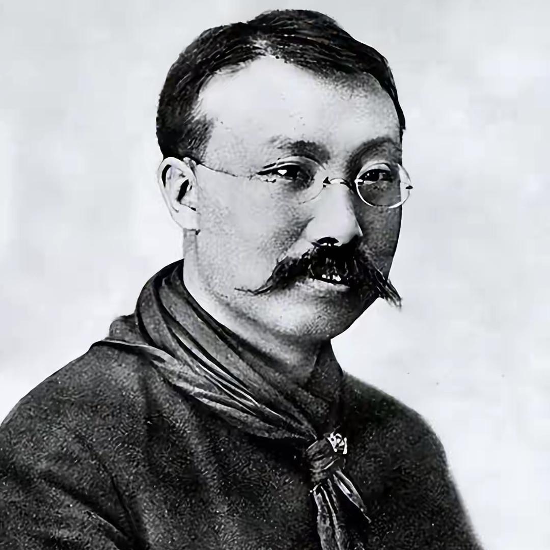 李大钊牺牲后，妻子筹措安葬费，鲁迅捐了五十，汪精卫捐了一千…
 
1927年4月