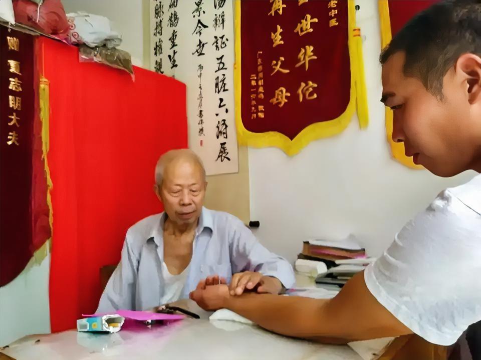 和一位中医聊天，他说他最喜欢苏东坡，我说我也是啊！苏轼这人太哏儿了，他从京城一路