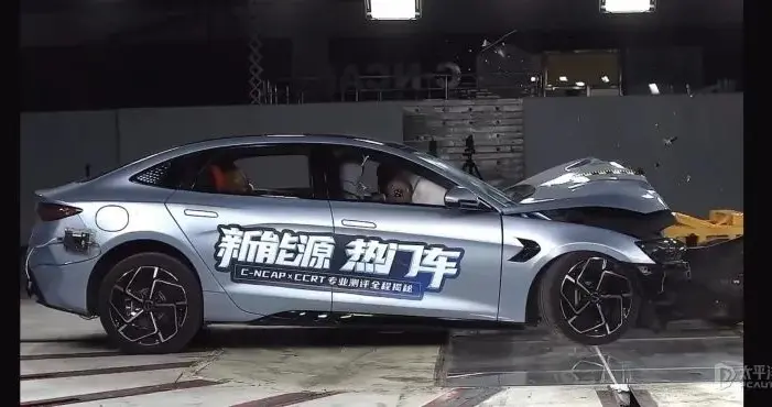 再撞比亚迪海豹！车头面目全非，但A柱完好？车主放心了...