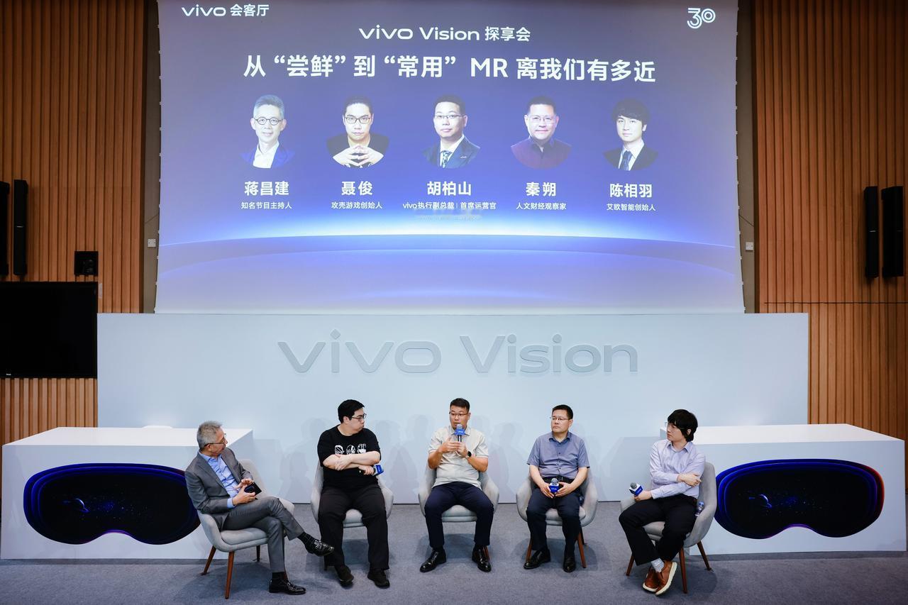 从无绳电话、到功能机、再到智能手机，vivo跨越了30个年头，如同行业的探路人，