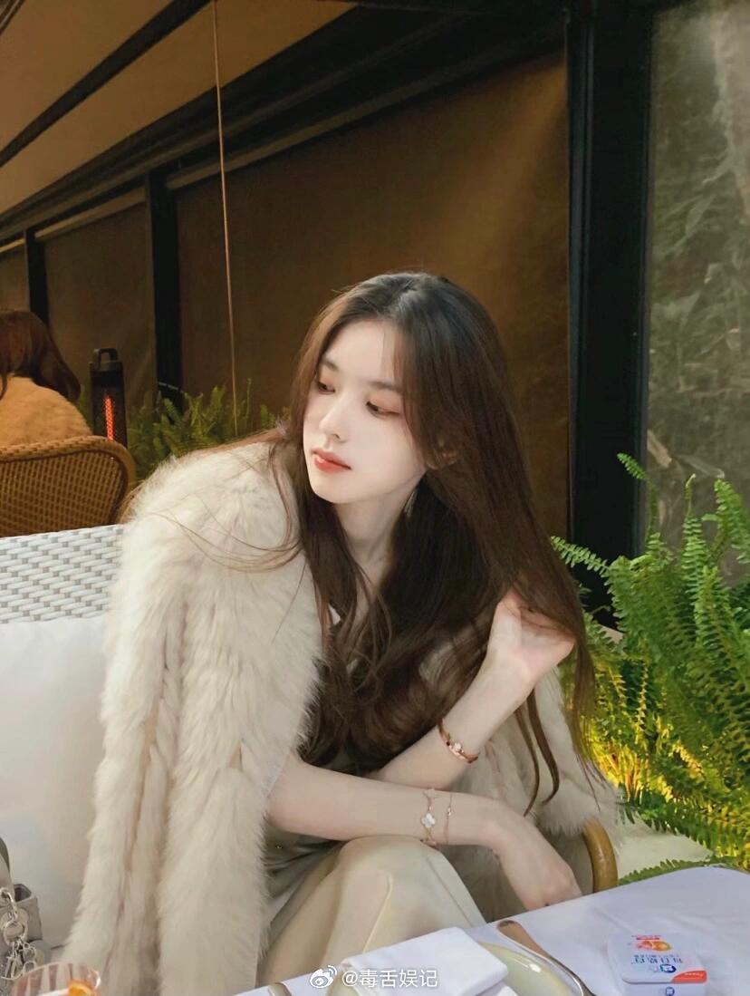 #王思聪前女友连麦互送葱#前女友团互送葱， 不过只有孙一宁才有资格跳甩葱舞，她是