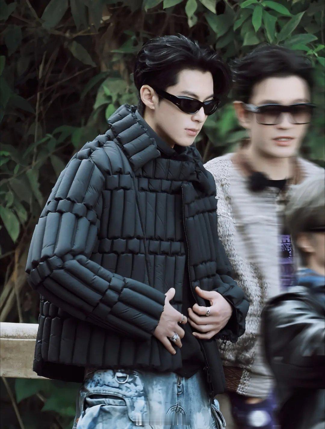 王鹤棣bking出街了 像快递充气袋，一般人驾驭不了 