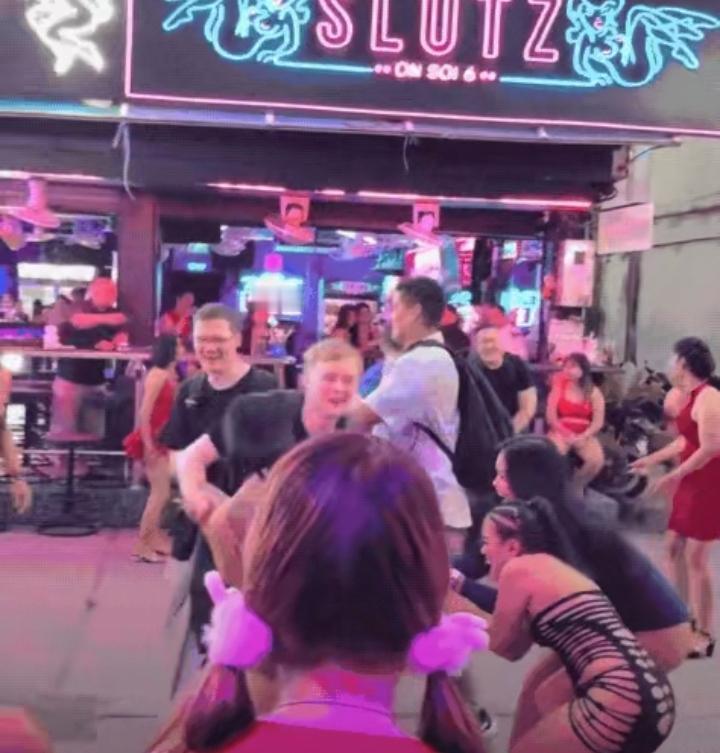 美军航母五千水兵刚靠岸泰国，就扎进芭提雅夜店街。视频里几个妖艳舞娘死死拽住美国大