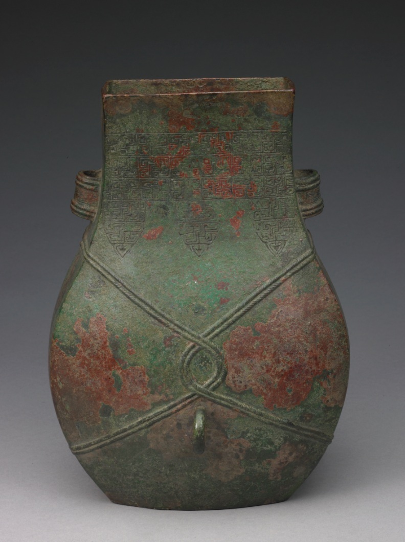 北京故宫藏战国:蟠虺纹绳纹贯耳方壶 