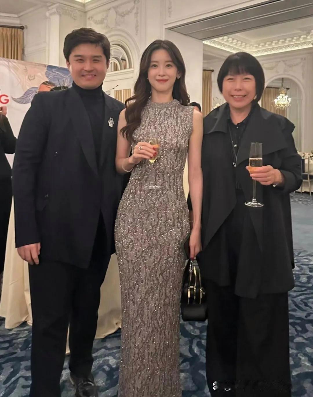 奶茶妹妹章泽天已经是三个孩子的妈妈了，看上去还是这么年轻漂亮，保养得太好了。 ​