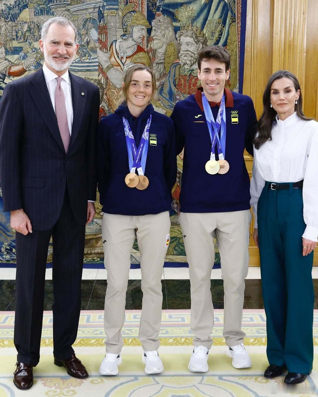 西班牙王室 🇪🇸2月25日，费利佩国王和莱蒂齐亚王后在萨苏埃拉宫接待参加20