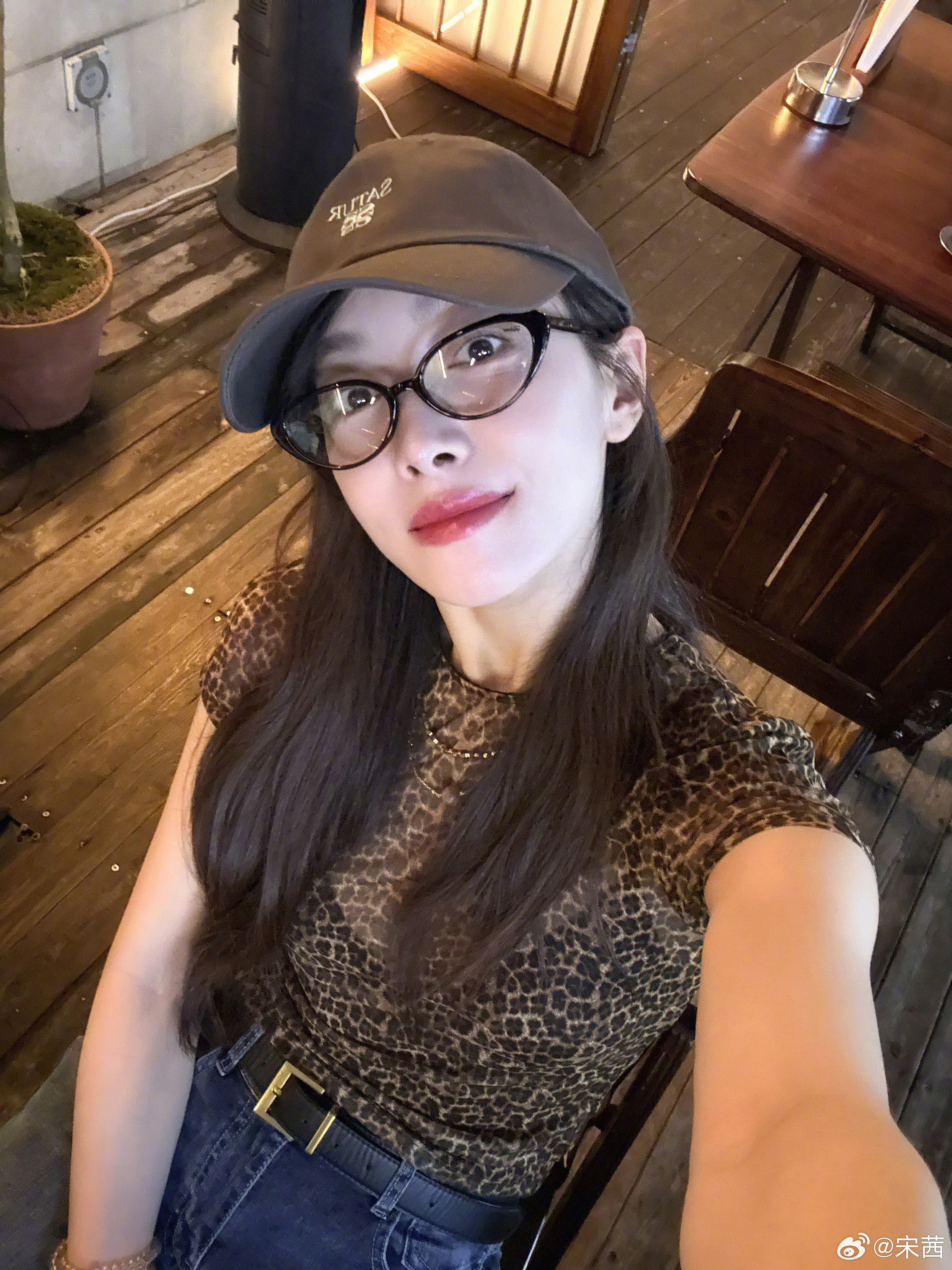 宋茜林妍柒 sq 宋茜吴盈 “时间拿走我挺多东西的，但它永远给我留下崭新的明天”
