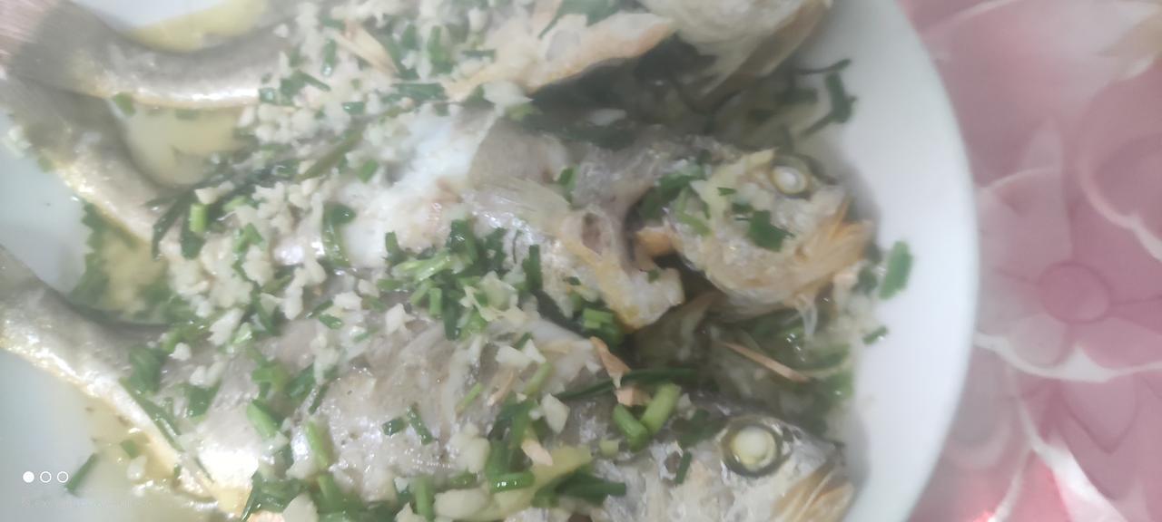 可以分享你拍的美食照片吗刚出锅的葱油小黄鱼，金黄的鱼身浸着鲜汁，蒜末和葱花的香气