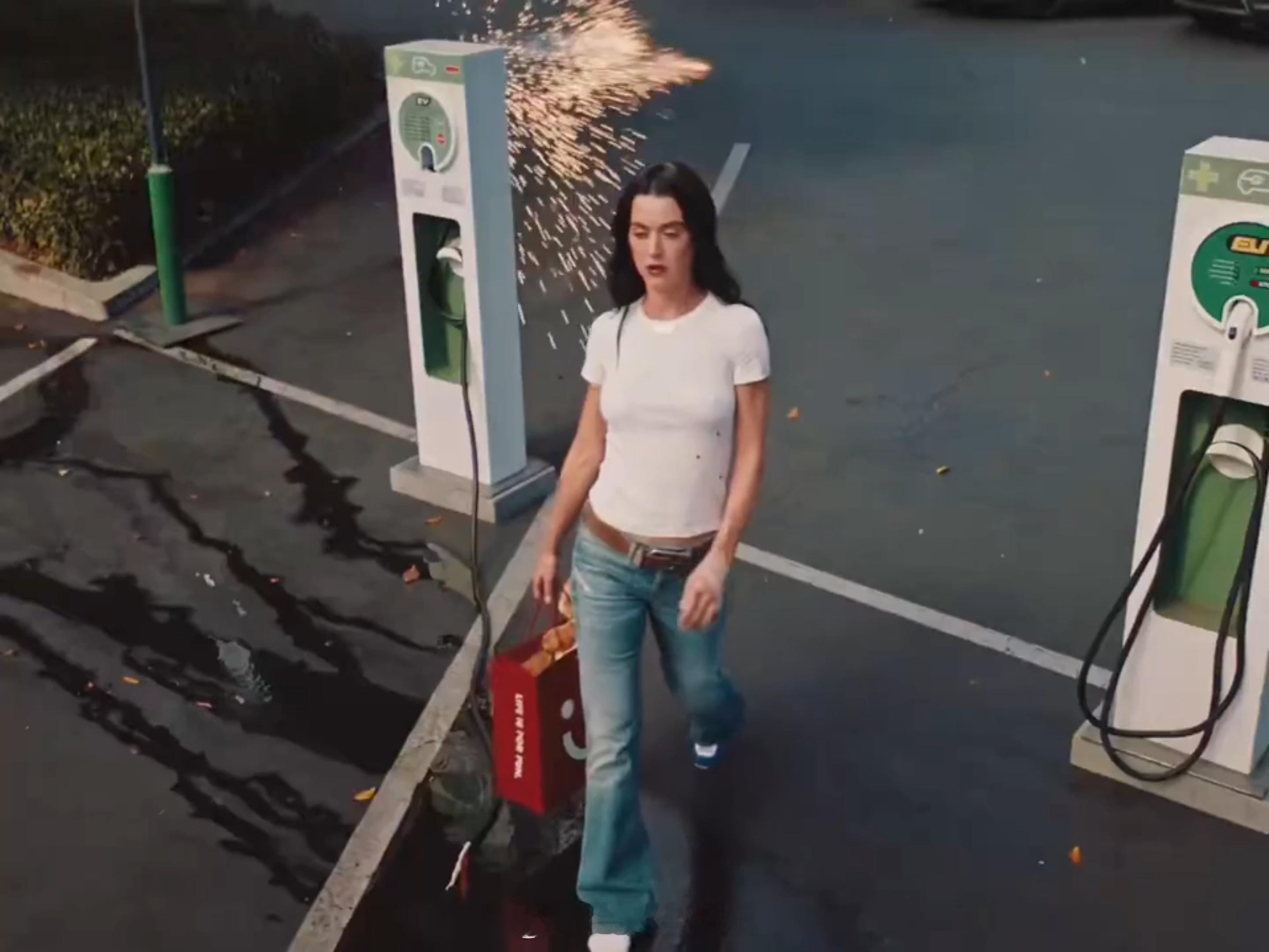 水果姐41岁正是闯中的年纪 谁还没看水果姐的新歌MV，完全就是一个中西结合啊🆘