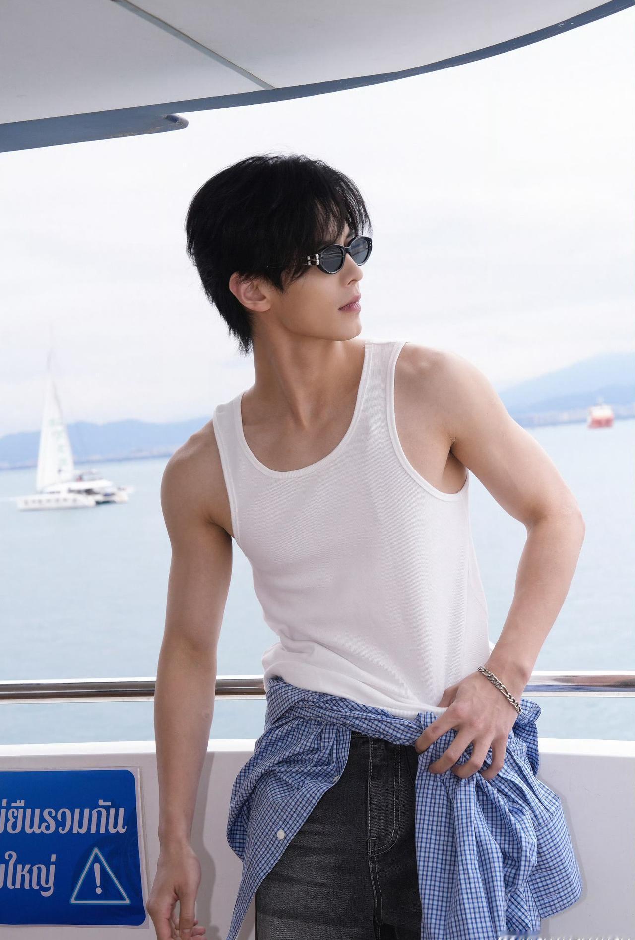 何与   𝒴𝑜𝓊 𝒶𝓇𝑒 𝓉𝒽𝑒 𝓈𝓊𝓃𝓇𝒾𝓈𝑒