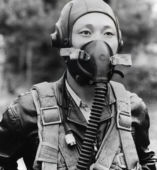 1953年，21岁朝鲜飞行员驾先进战机投诚美国，获10万美元奖励。朝方震怒下令追