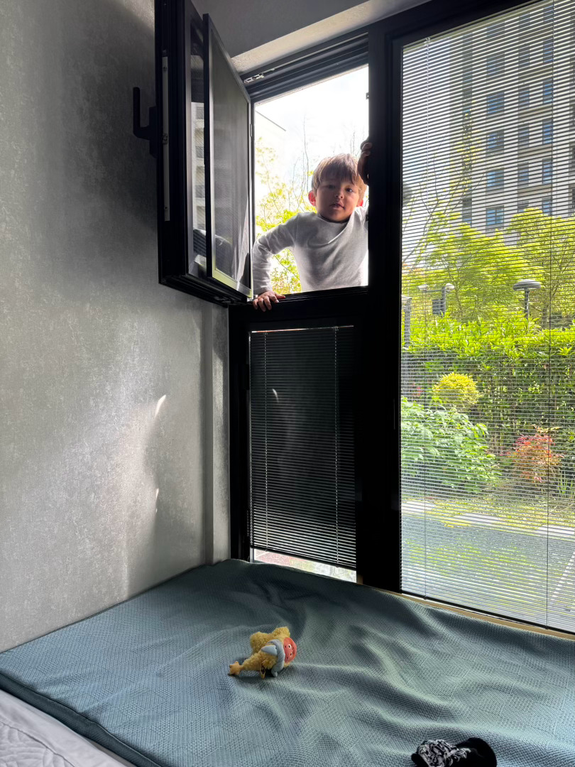 我今天听到一个说法，就是去幼儿园接小朋友，如果老师是拉着小朋友的手腕出来的呢，可