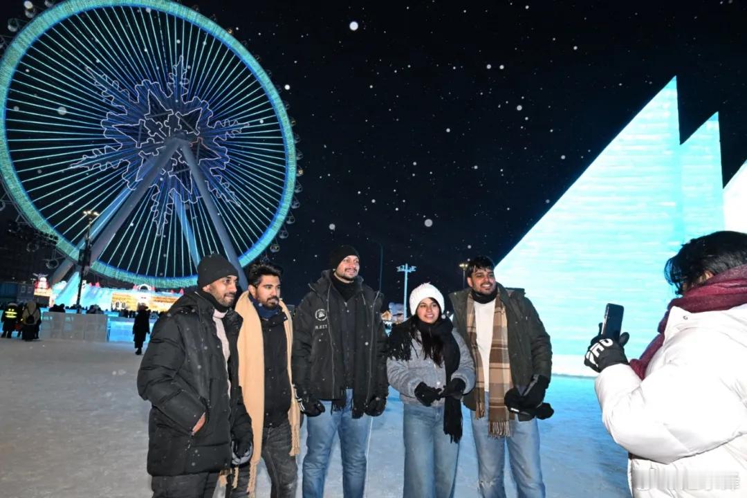 “在中国过春节已成为全球时尚”摘自中国经济周刊美国《旅行和旅游世界》网站2月15