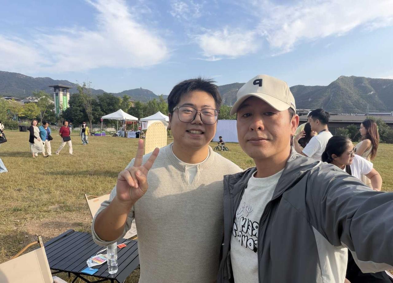 在first遇到了张颂文老师
在大草坪很幸运遇到了张颂文老师，然后和朋友们一起玩