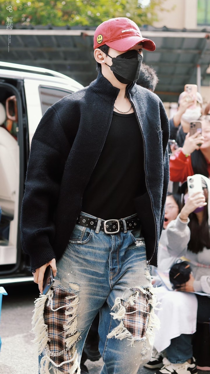 哥哥这一身是真帅啊 隐约看到胸肌轮廓🥵🥵🥵 