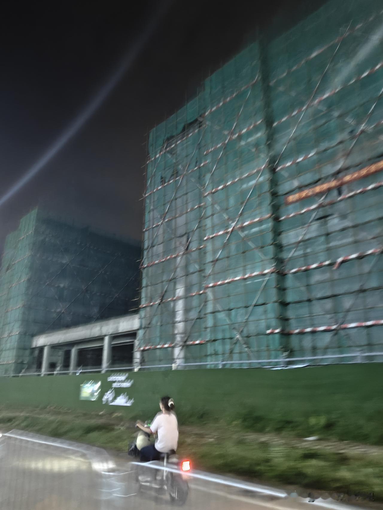 大亚湾第七中学9月能如期开学吗？
路过大亚湾第七中学，看到外墙都还没有拆掉，以前