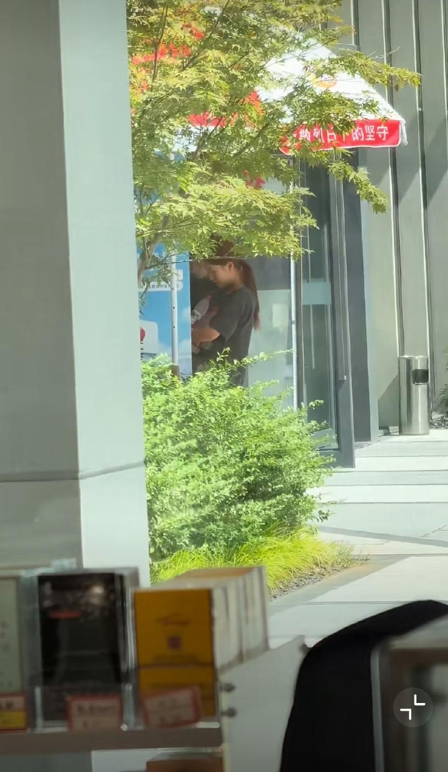 爱心冰箱是给户外工作人员准备的，你们这样拿合适吗？？爱心公益冰柜 街头爱心冰柜 