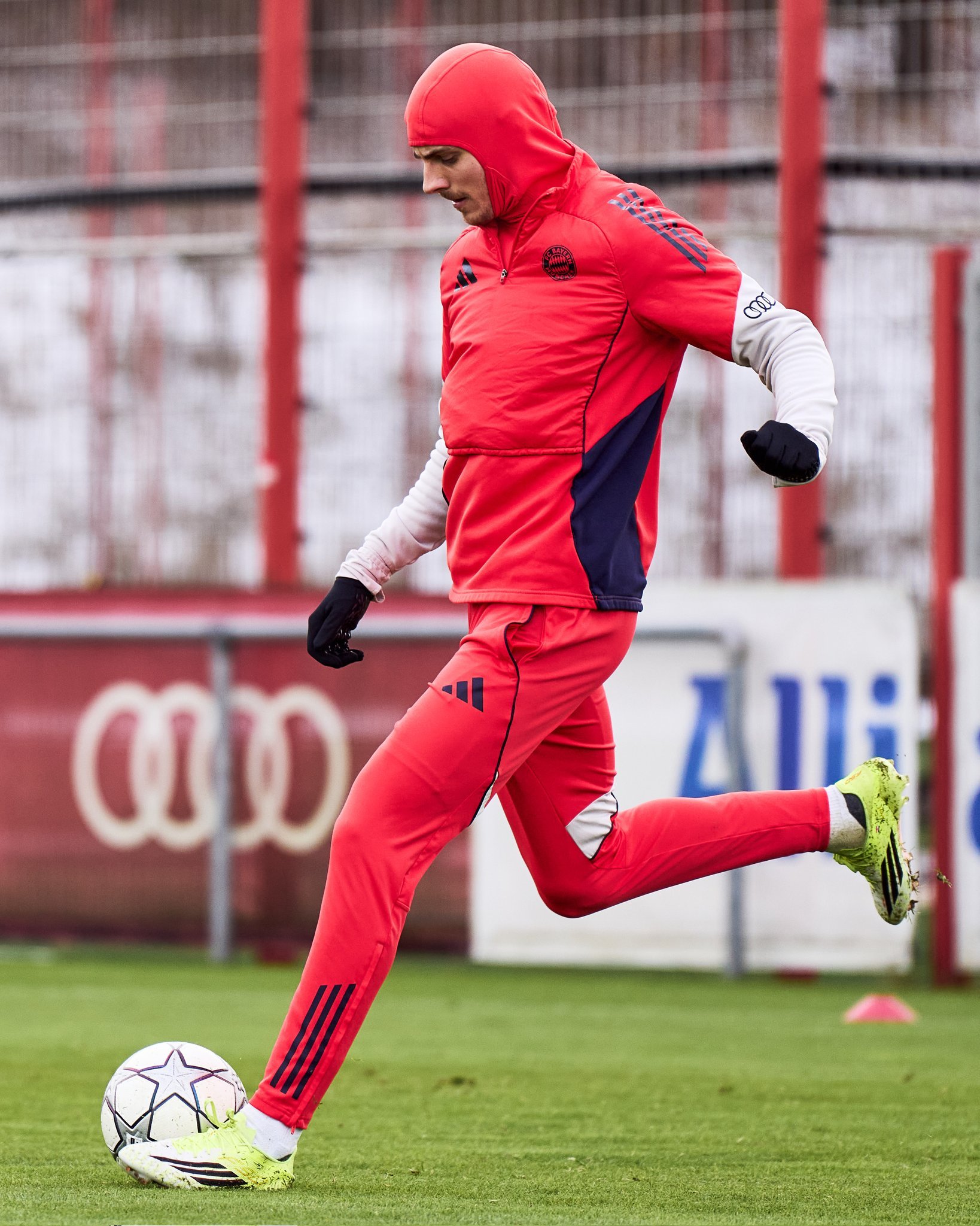 自脚踝受伤以来，斯塔尼希奇首次恢复了有球训练。 