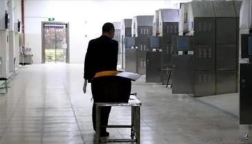 1995年，东莞市殡仪馆内送来了一具已经有味道的女尸，火化工人何亚胜经过火化车间