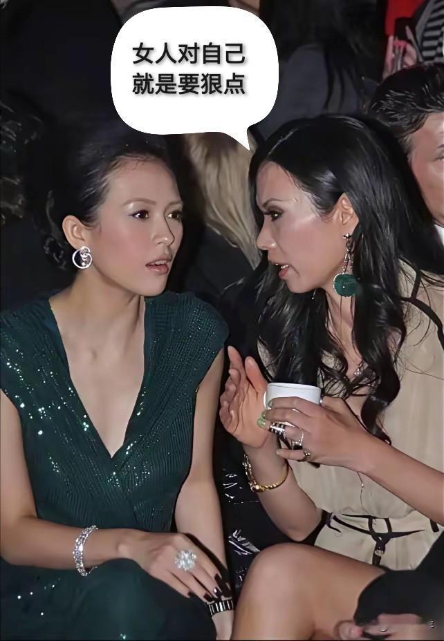 女人对自己就是要狠一点！
    这是早年一场国际晚宴活动的现场抓拍，当时邓文迪