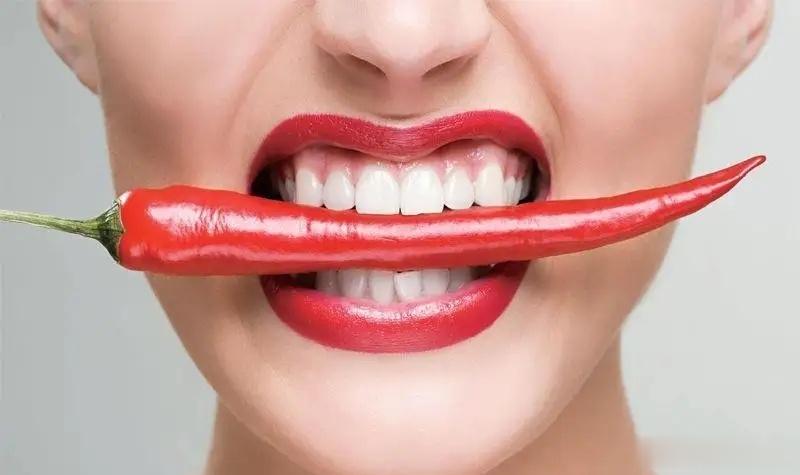 护牙生活小常识　　1. 牙髓坏死引起的牙变色 如牙齿受外伤引起牙髓出血、坏死、牙