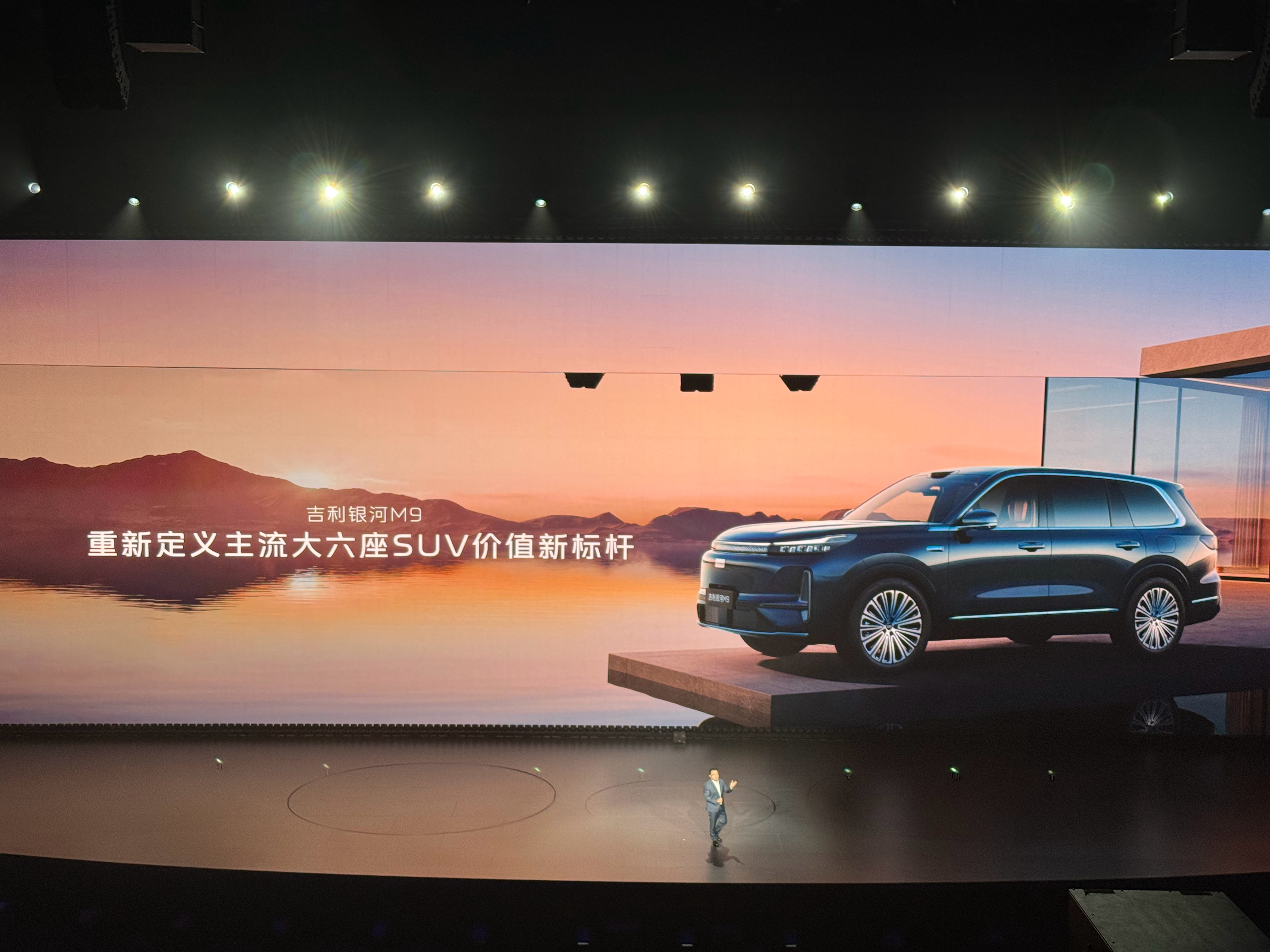 作为“AI科技大六座旗舰SUV”，家庭出行的舒适感直接拉满——六座布局宽敞不挤，