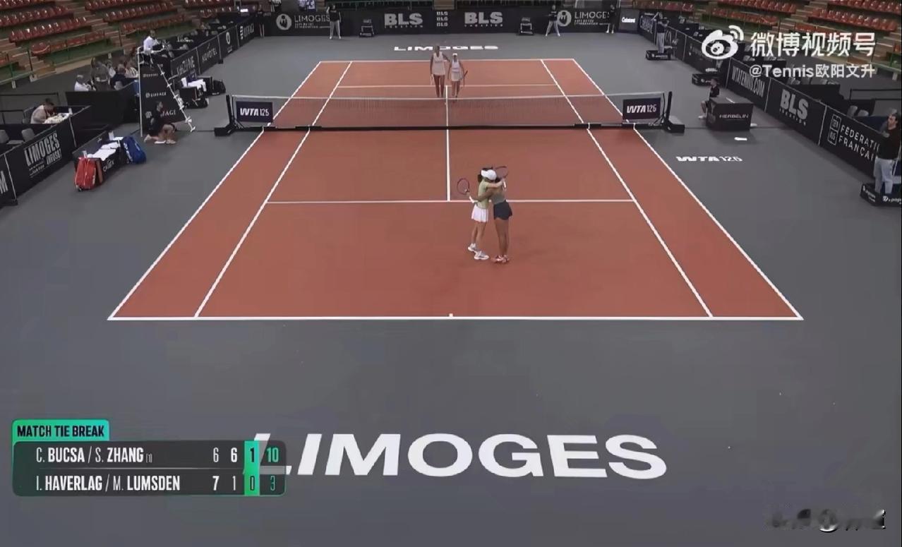 张帅，带着冠军告别2025？
利摩日125赛女双半决赛，张帅/布克萨以2-1逆转