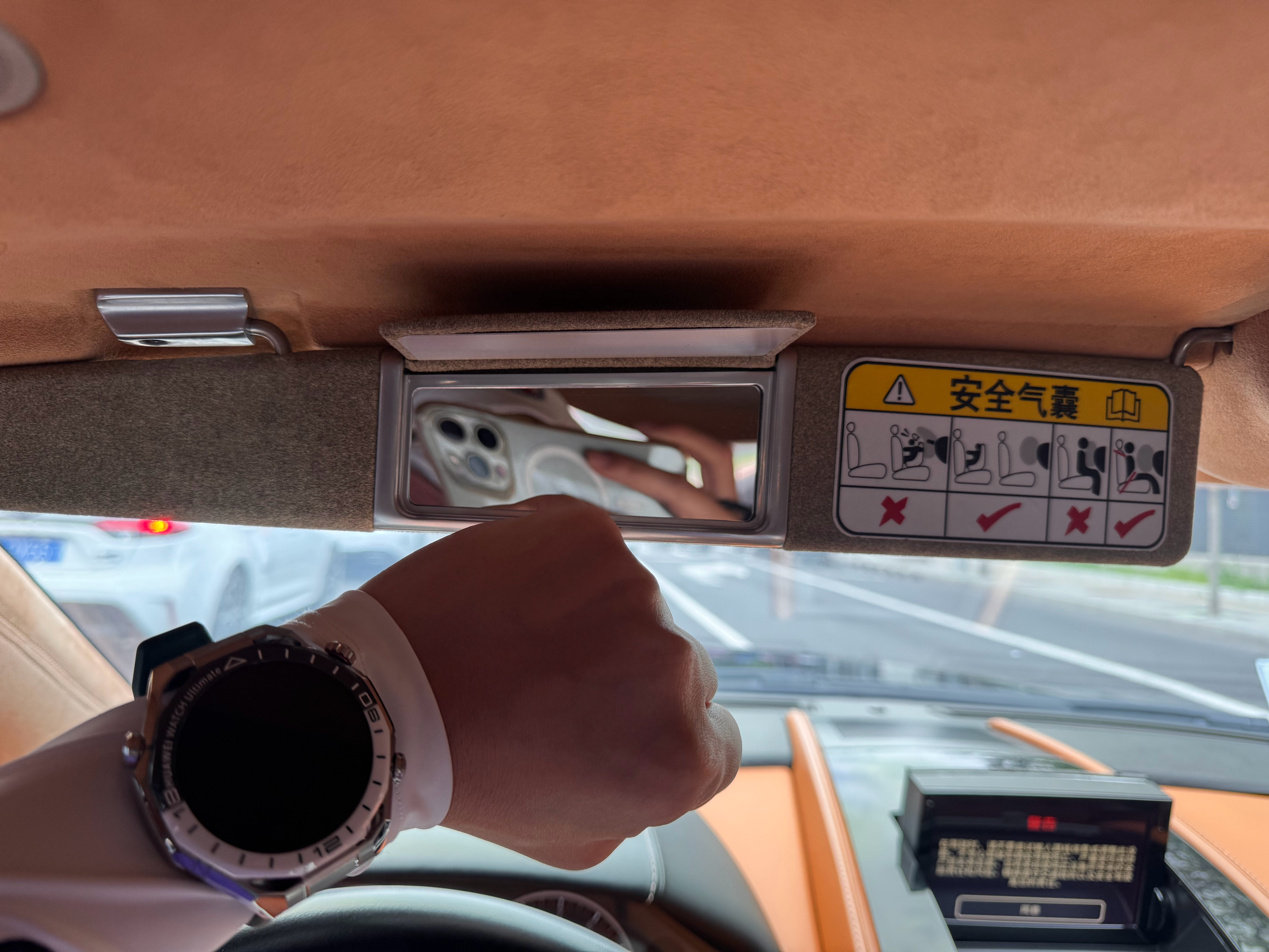给你们看下阿斯顿马丁Rapide的化妆镜，怎么说呢，还没我大，英式调调，不理解但