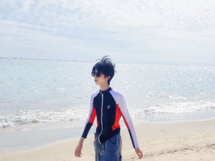 杨博文海边石猴出世 杨博文微博更新：又一个石猴出世了🌊放飞自我的“石猴”VS海