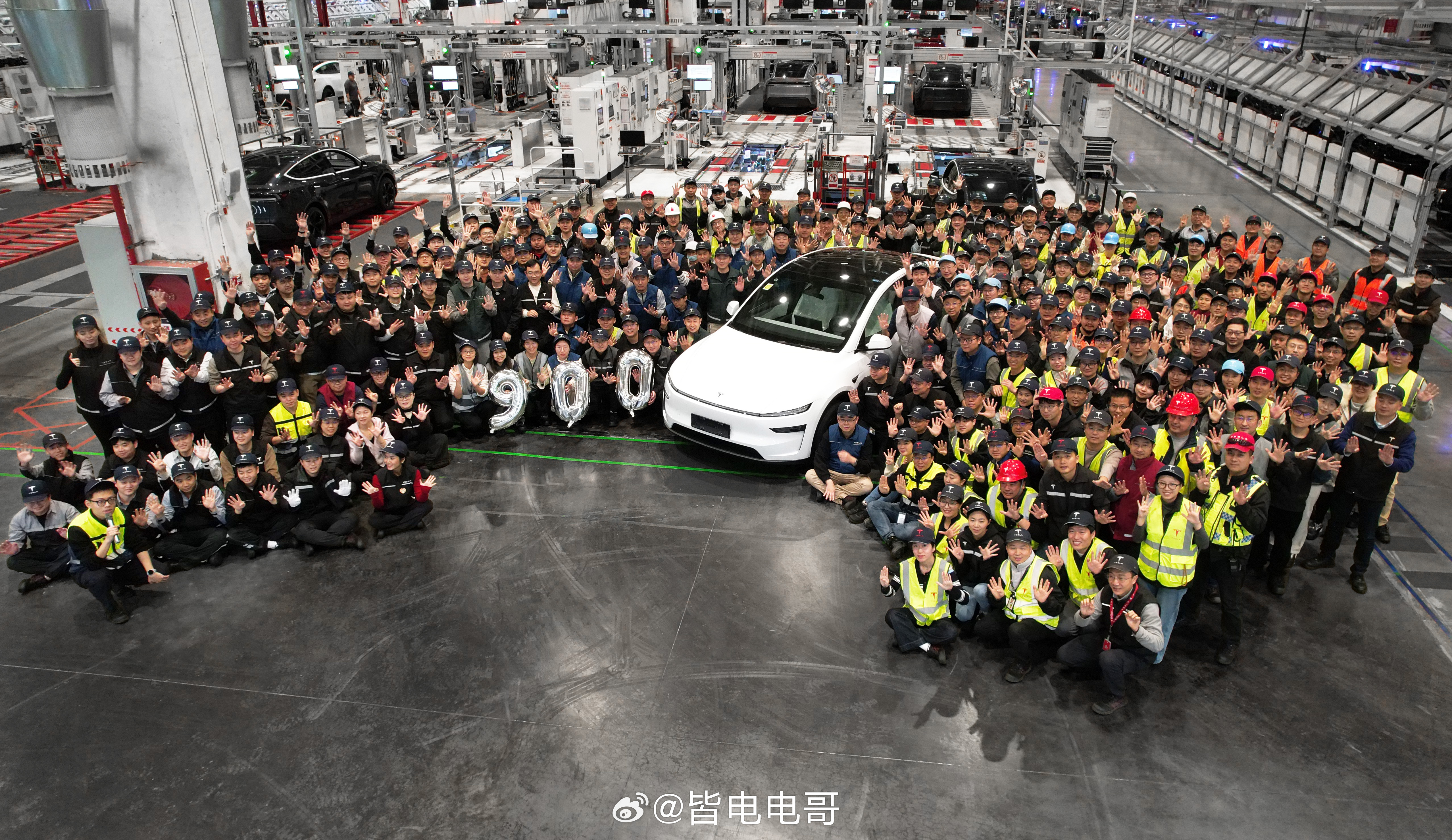 特斯拉全球第900万辆整车在上海超级工厂下线12月30日，特斯拉全球第900万辆