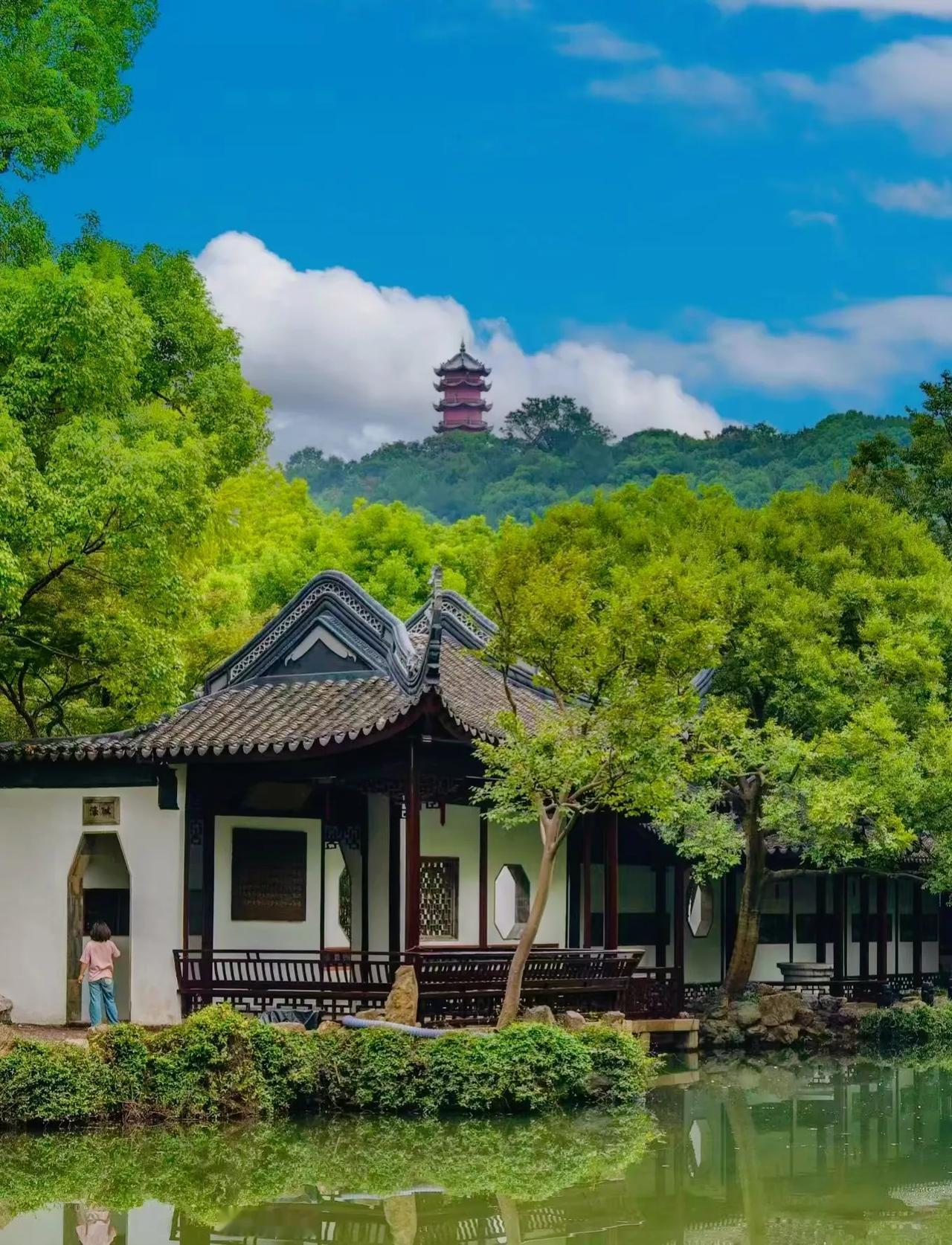 被乾隆抄作业的园林，肯定很美
“江南诸名胜，唯惠山秦园最古”，
乾隆七游惠山，八