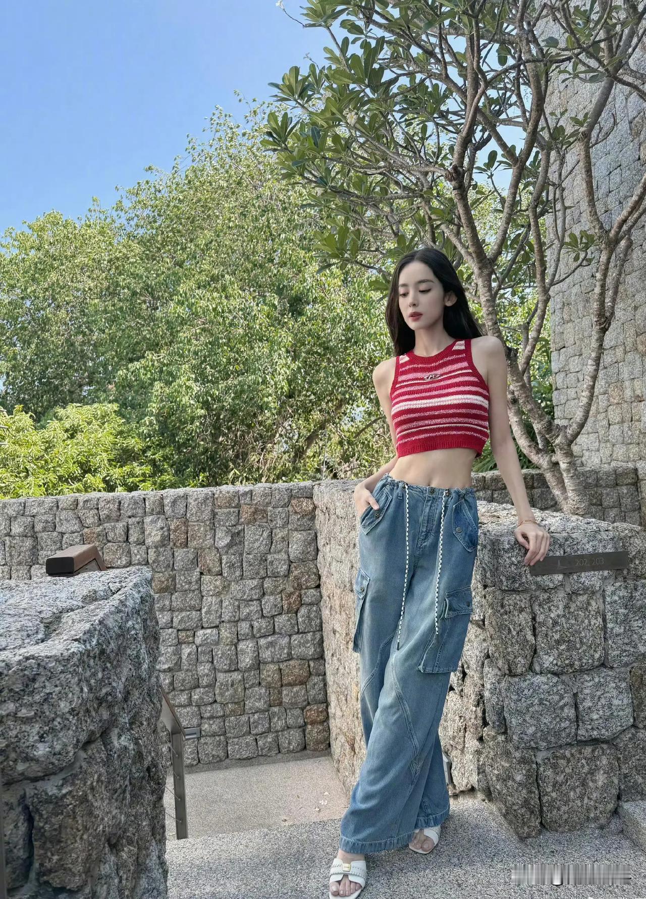 娜扎真是个大美女[泪奔]
这脸蛋身材走在大街上绝对是佼佼者！
据说，长的美随便拍