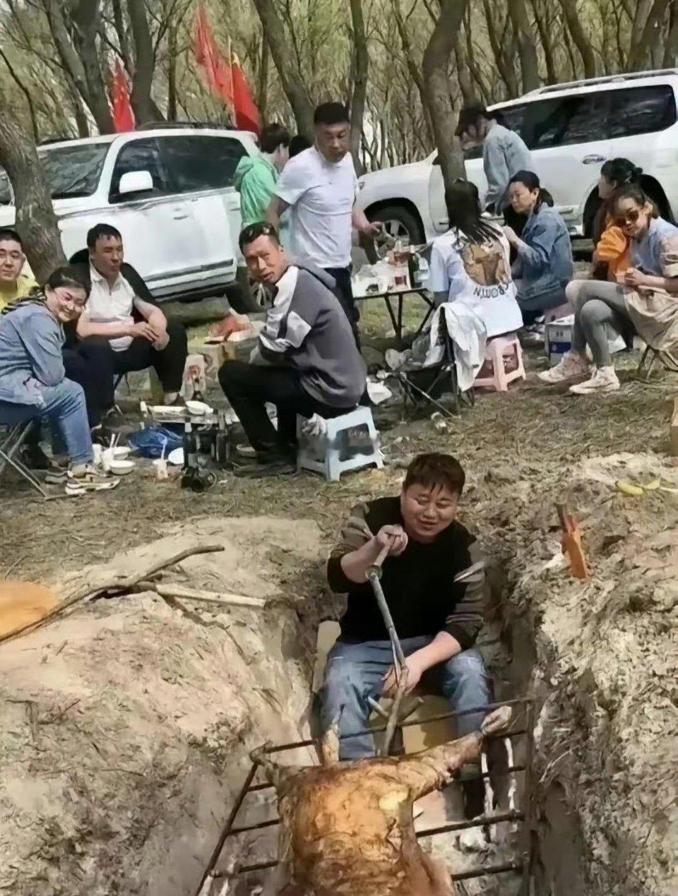 网友：干活的时候就我一个，吃的时候一大堆！下次公司团建，我再也不来了 ​​​