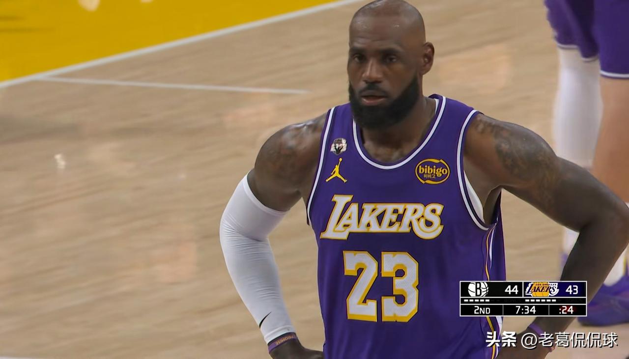湖人巨星詹姆斯真是越来越懒了！在今天湖人主场迎战篮网的比赛中，目前双方半场战罢，