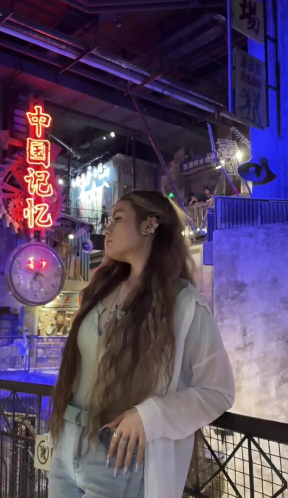 我们爱着不爱我们的人，却伤害着爱我们的人