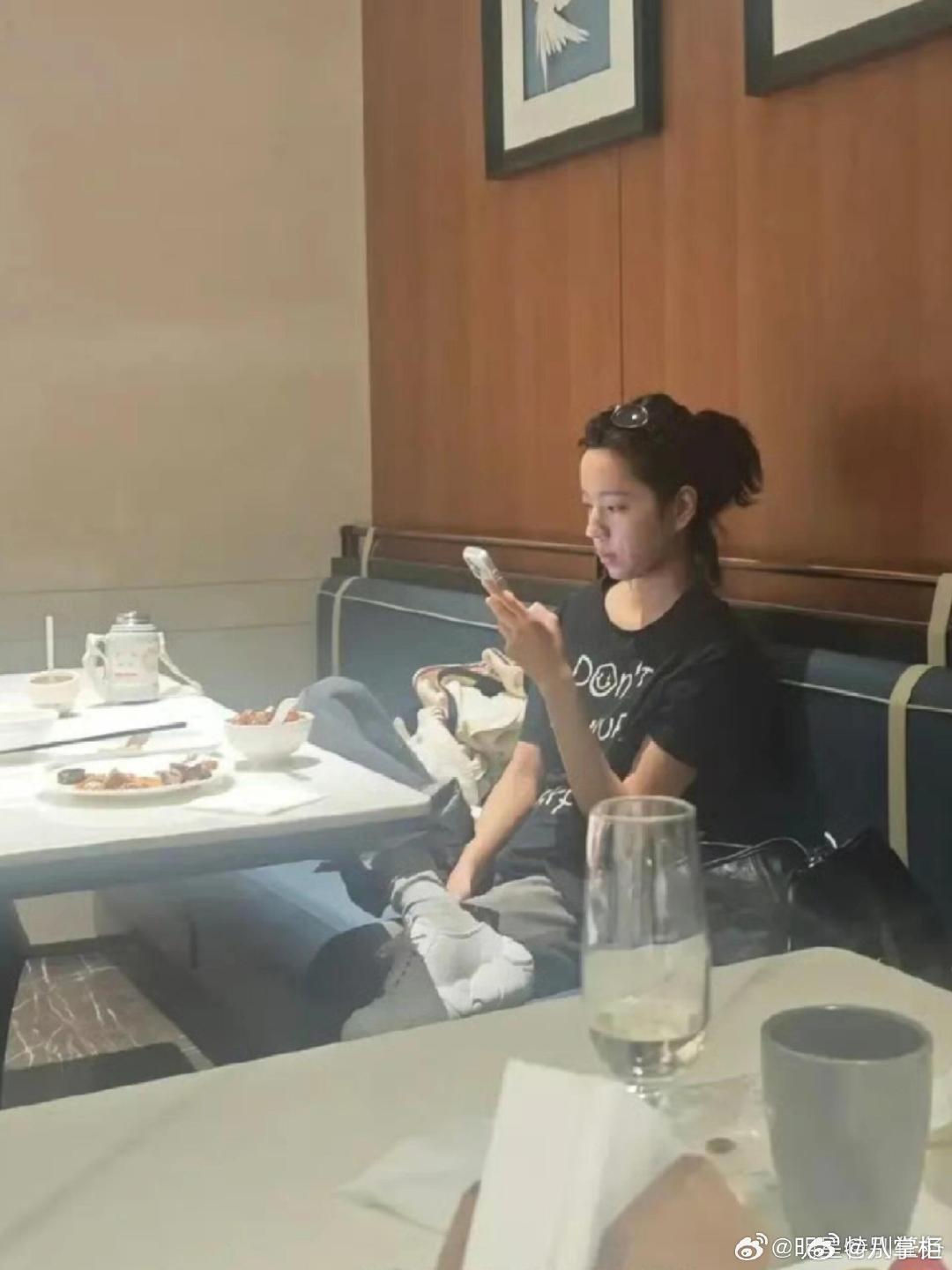 偶遇庄达菲吃饭敷面膜 网友偶遇一边吃饭一边敷面膜，满满得松弛感，私下状态也好美！