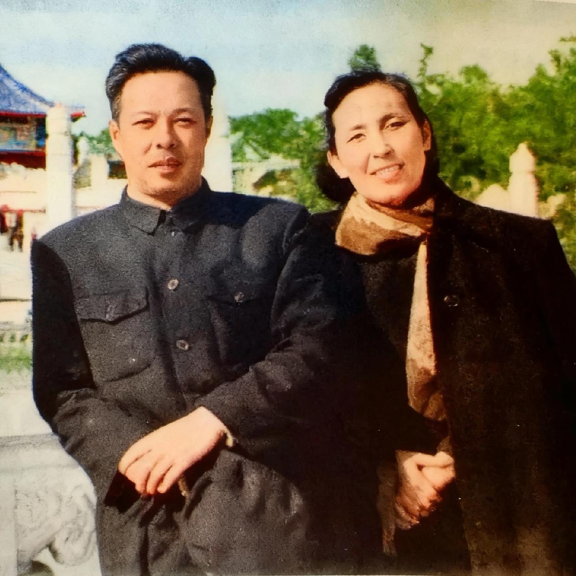 这位就是朱枫烈士的上线，他的名字叫万景光，这一张照片拍摄于上世纪50年代，镜头中