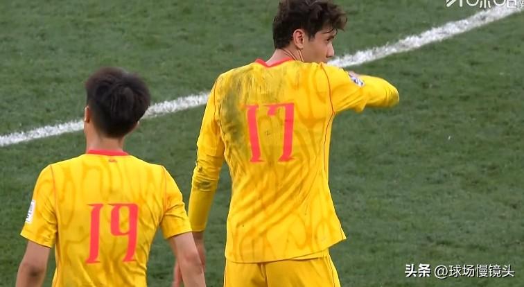 必须夸一下拜合拉木！

他是国足少有的推土机式前锋：身体壮、敢对抗、不惜命拼抢，