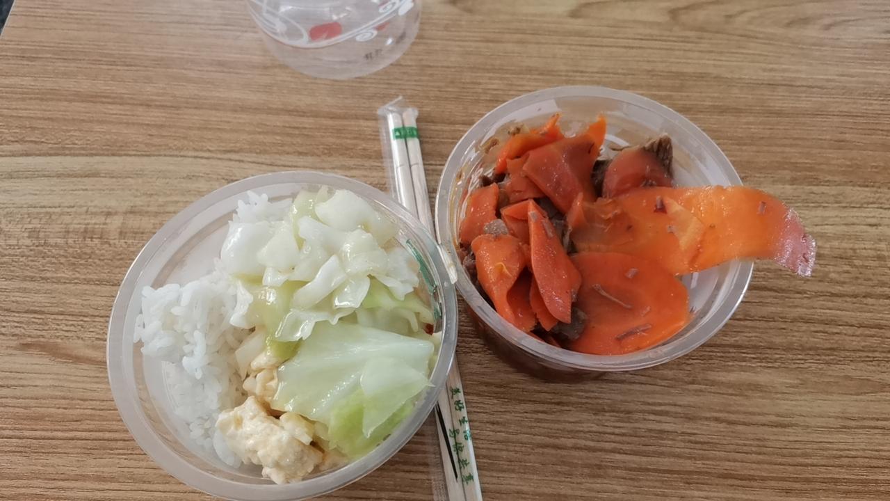 大家猜猜，
孩子放学走出校门第一句话是什么？


儿子放暑假两个月，
吃惯了家里