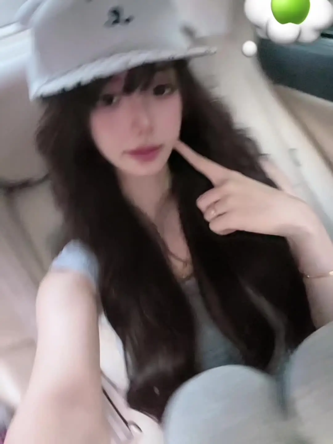 这个世界不围着我转就算了 把我耍的团团转是几个意思૮₍っ ̫ •̥⸝⸝ ₎ა