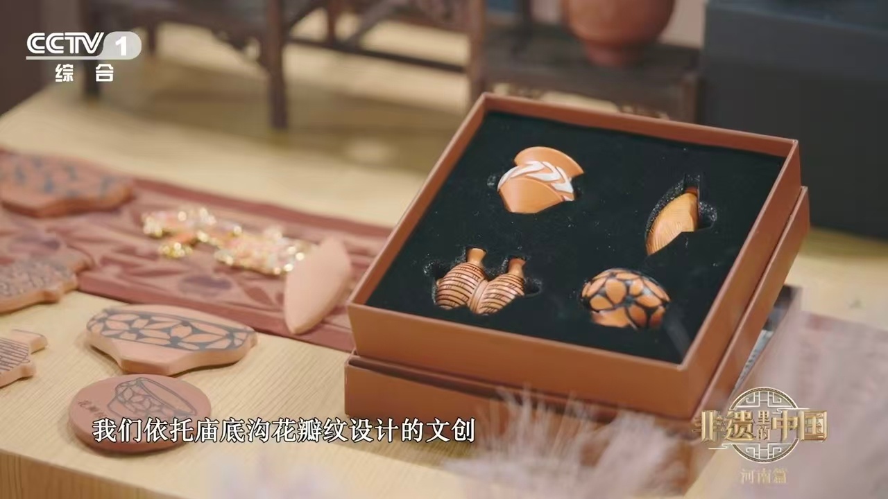 几千年前的陶瓶喝完水自动下班花瓣纹是仰韶独有的视觉符号，连绵纹样寓意万众一心，跨