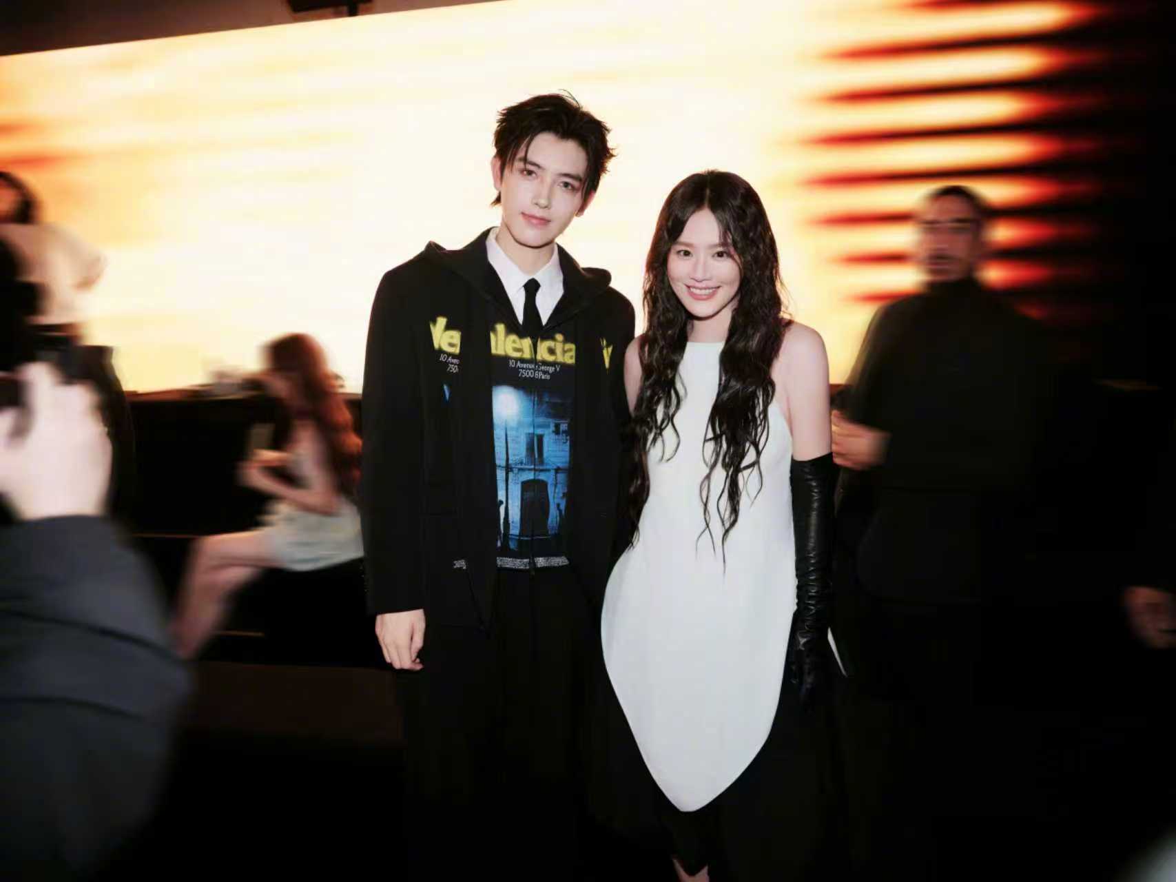 出席巴黎世家冬季26发布秀的🌸🍃：杨超越，身着巴黎世家秋季26系列抹胸迷你裙