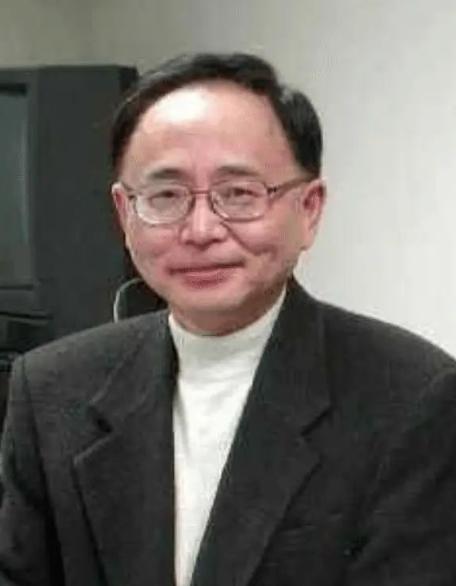 烈士江姐儿子定居美国，记者问他为何不回国？他的回答很现实。
 
面对记者直截了当