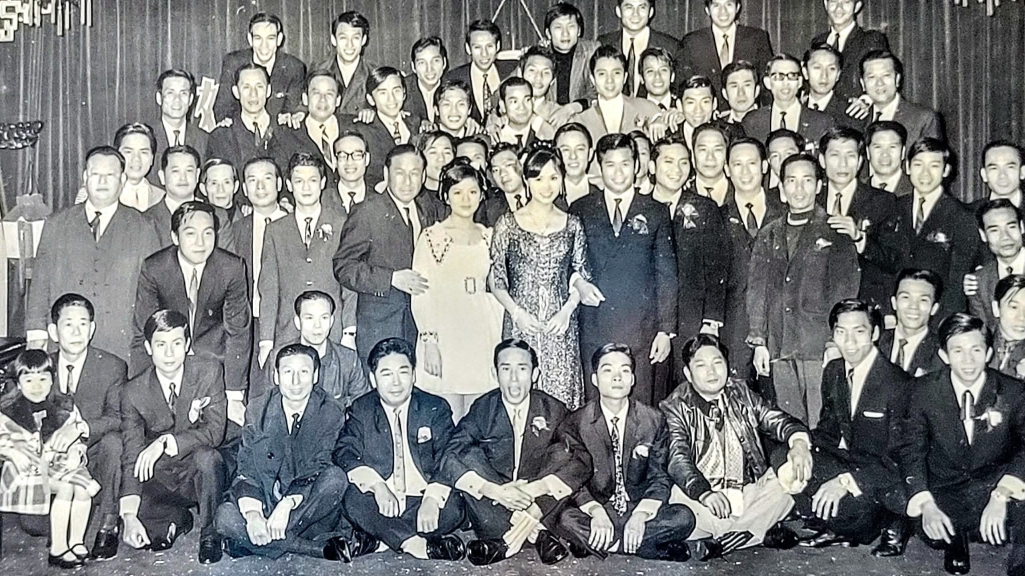 1969年唐佳与雪妮結婚，一众龙虎武师到场祝贺。 ​​​
