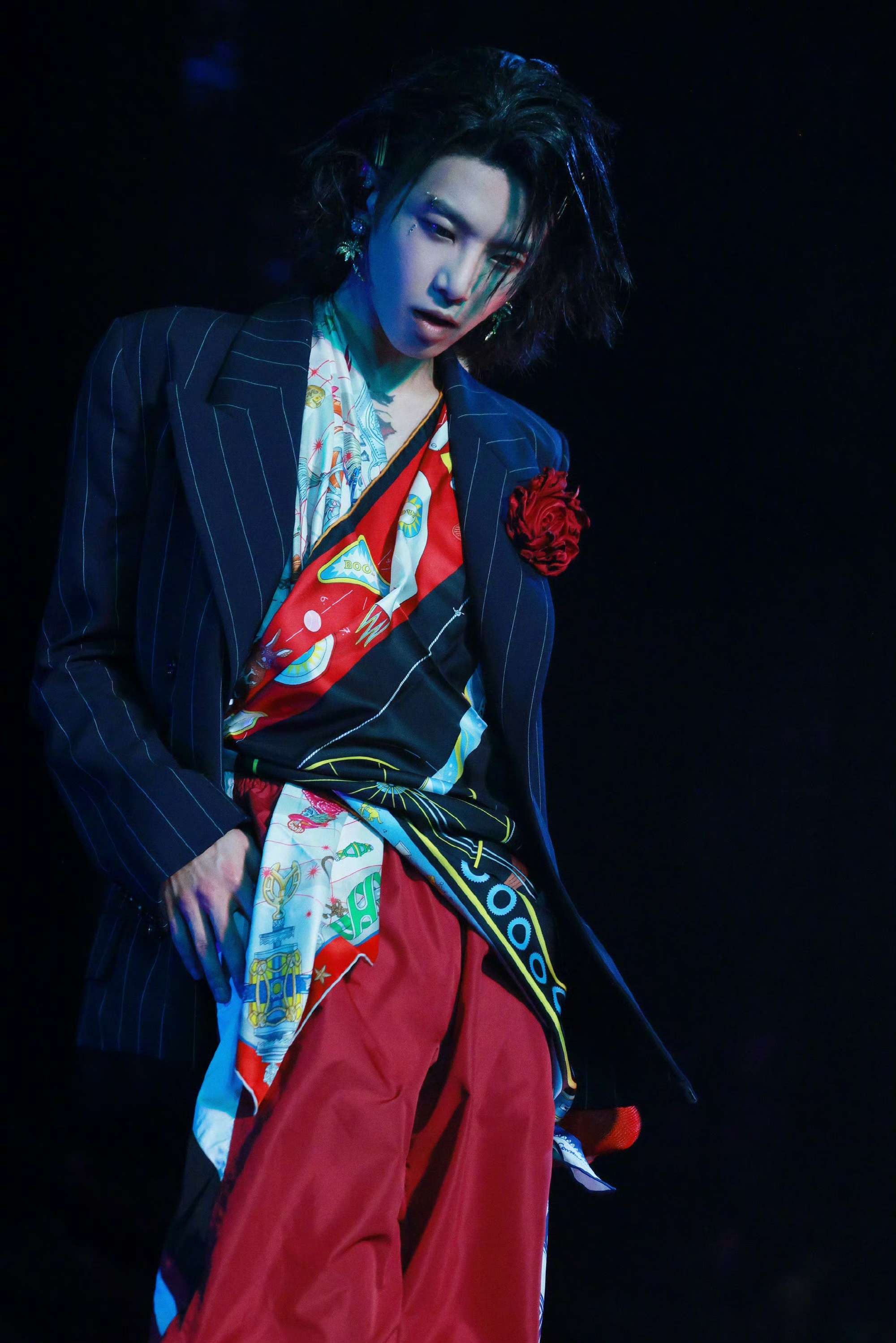 华晨宇本命年穿骐骥红据说  每次舞台造型都会根据歌曲风格量身定制！从《齐天》的霸