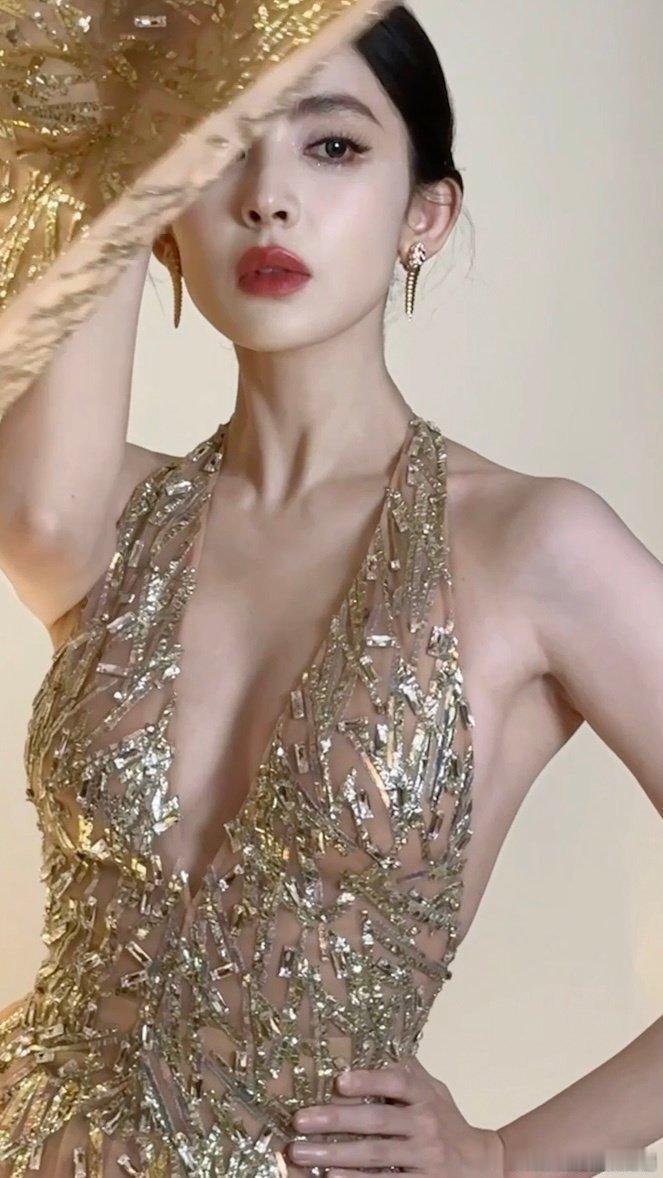 娜扎上户口的时候名字多打字了宿舍游戏娜扎写了自己真名是古力那扎尔·拜合提亚尔，原