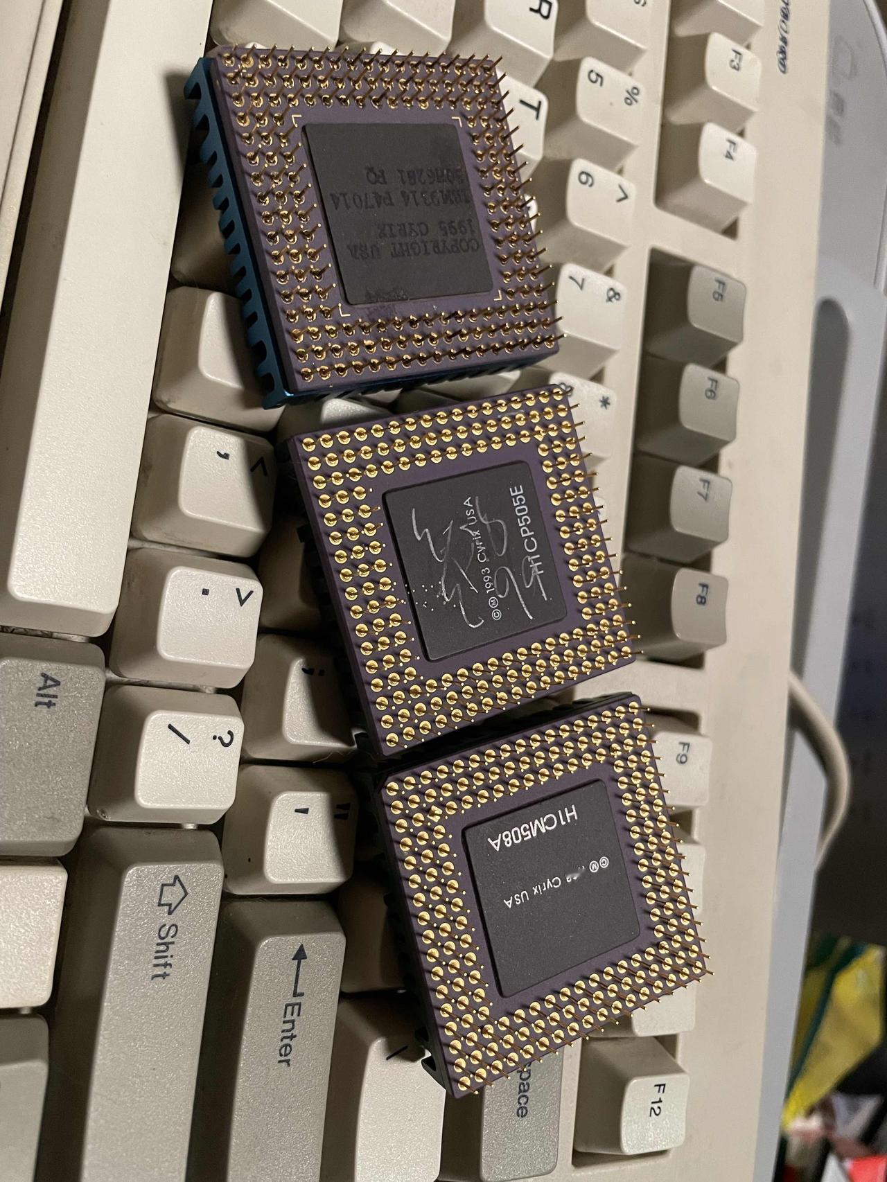 今天在广州鬼市花了100元淘了三颗80年代的CPU；其中一颗Cyrix CX48