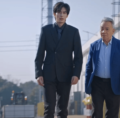 新剧骄阳似我 被吐槽！静态能打动态露怯，仪态气质全翻车。

没有霸总气质就算了，