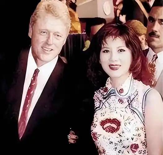 她是中国“第一美妇”，因太美曾被克林顿接见，为显年轻28年不近男色

主要信源：