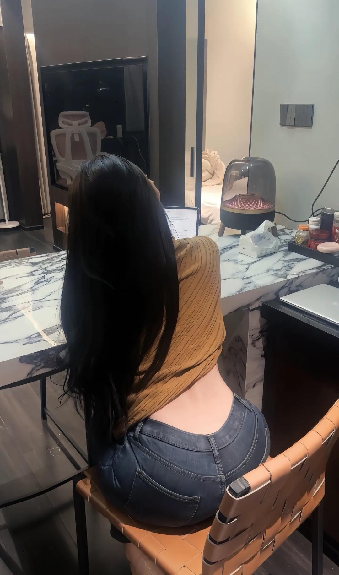 一生很短，不过晨暮与春秋。
一生所求，不过平安与自由…